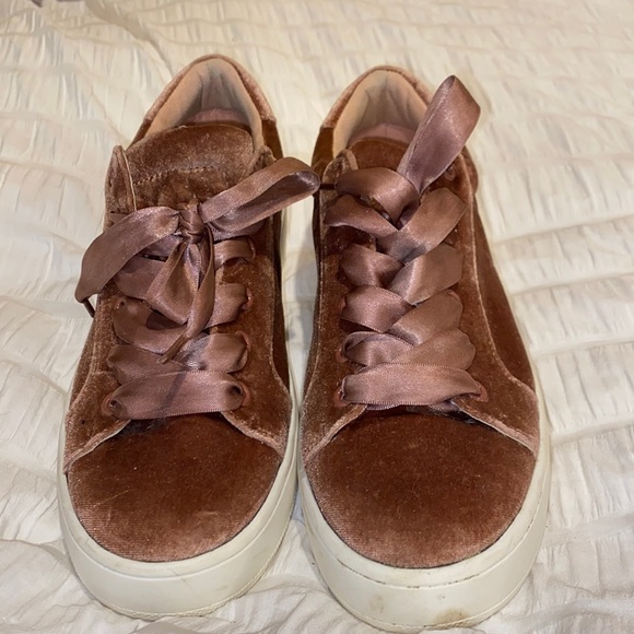 STEVE MADDEN VELVET SNEAKERS - Picture 2 of 4